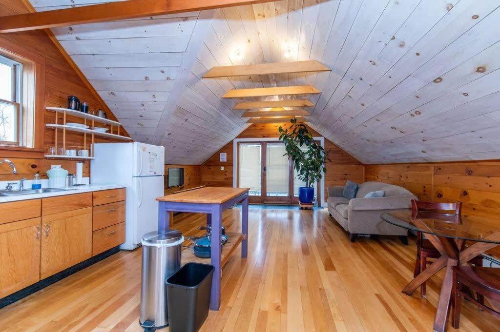 Bright And Cozy Treehouse Apartment Burlington Ngoại thất bức ảnh