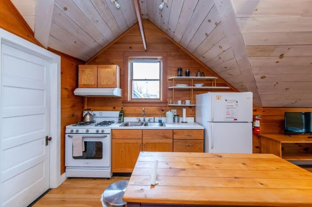 Bright And Cozy Treehouse Apartment Burlington Ngoại thất bức ảnh